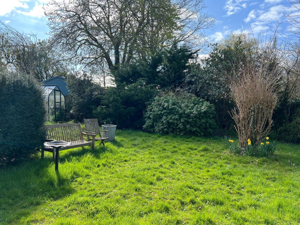 Lot: 110 - FREEHOLD BUNGALOW FOR IMPROVEMENT ON A LARGE PLOT - Two bedroom bungalow Ryde Isle of Wight